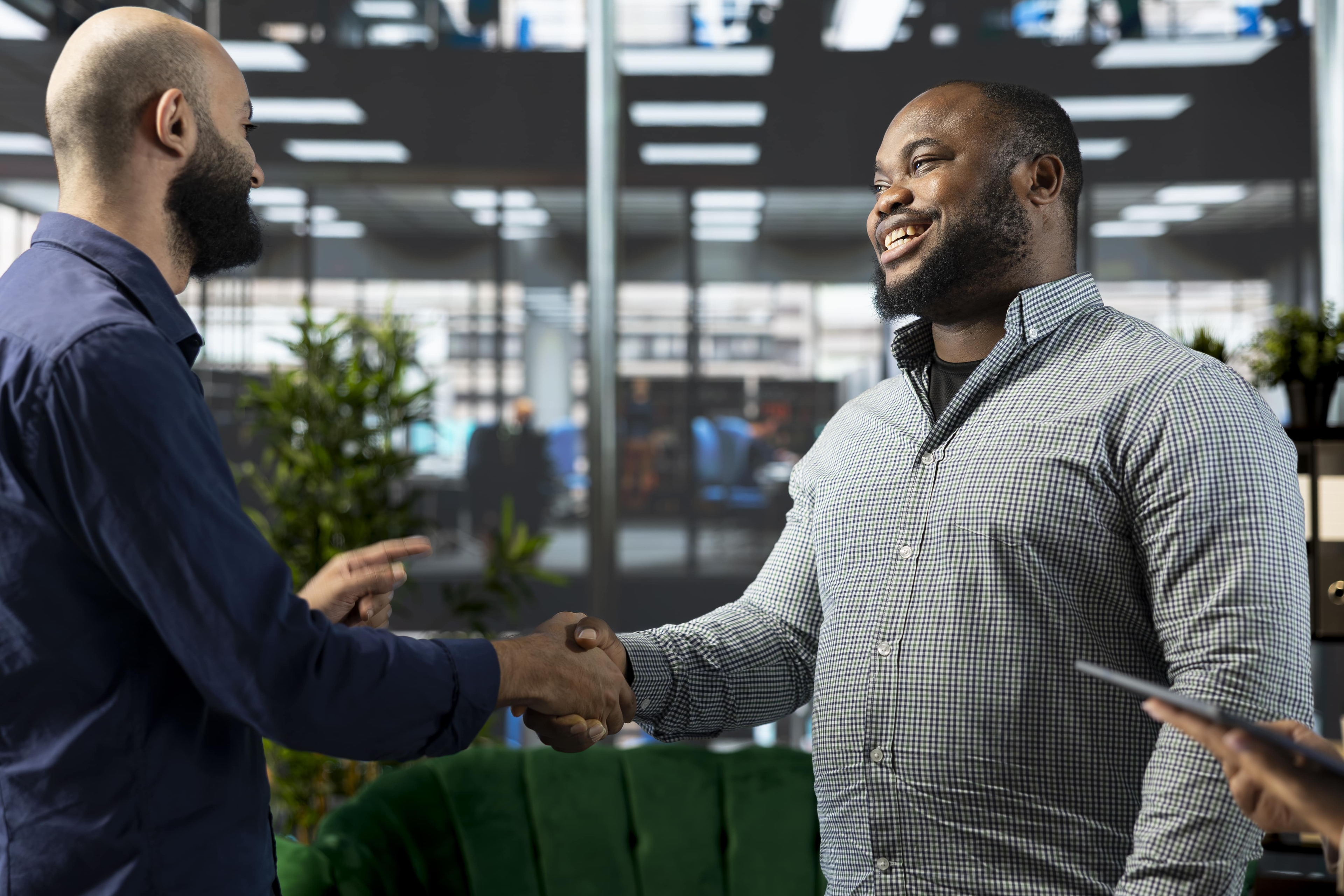 Poignée de main d'affaires confiante